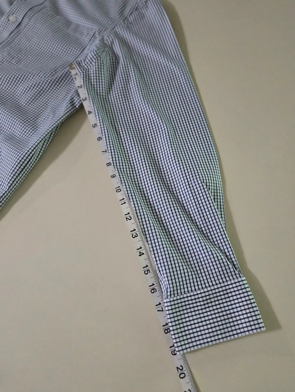 Duluth Trading Co. Men's Gray Check Wrinklefighter Relaxed Fit Long Sleeve Shirt